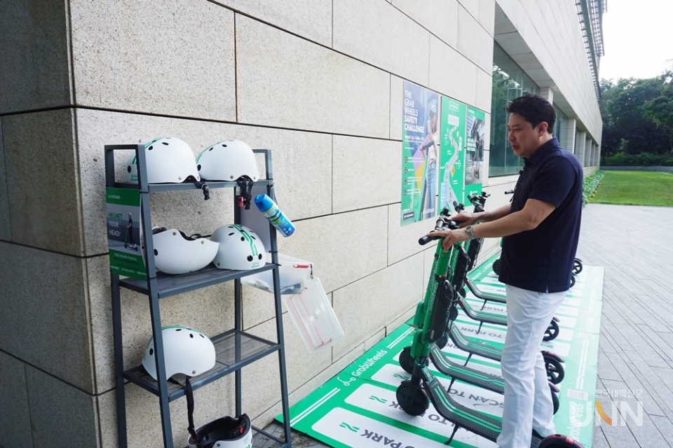 유익상 남서울대 교수가 싱가포르국립대에 설치된 전동휠을 살펴보고 있다. (사진=허지은 기자)